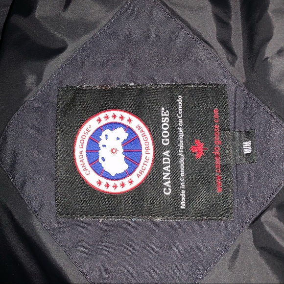A navy blue Canada goose bomber, fall clothing - Picture 5 of 6
